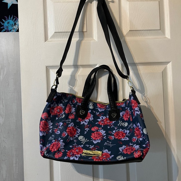 Vintage Y2K Goth HUGE Betsey Johnson Skulls & Flowers crossbody satchel handbag - Picture 8 of 11